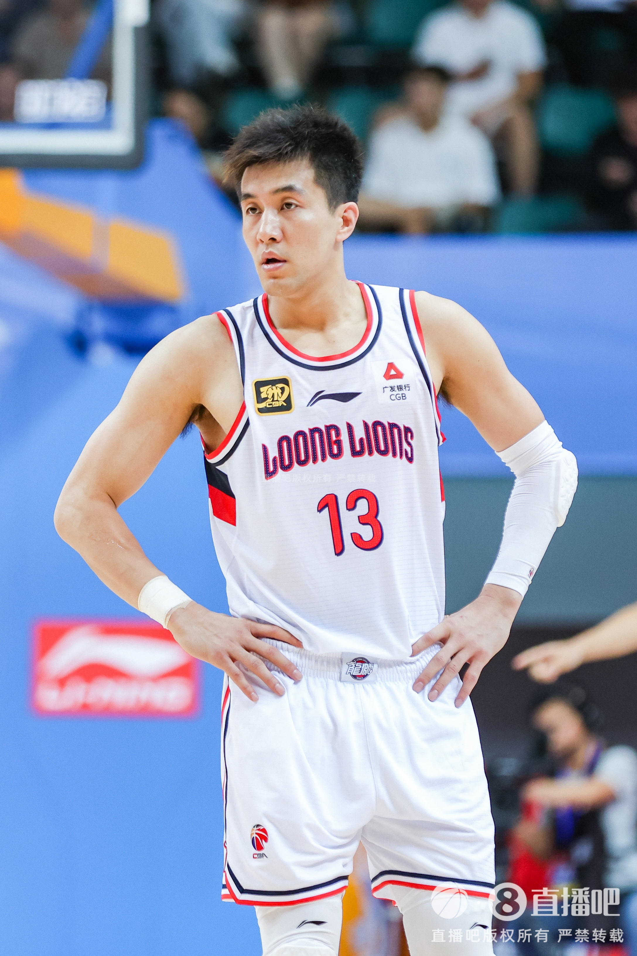 B体育登录入口-媒体人：郭艾伦命途多舛 很多球迷希望他在某个时间节点叶落归根