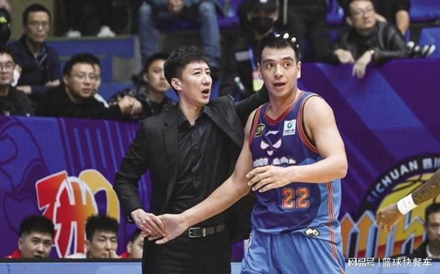 B体育app下载-56比98惨败42分！辽篮苦主惨遭18连败：主教练顶不住申请下课？