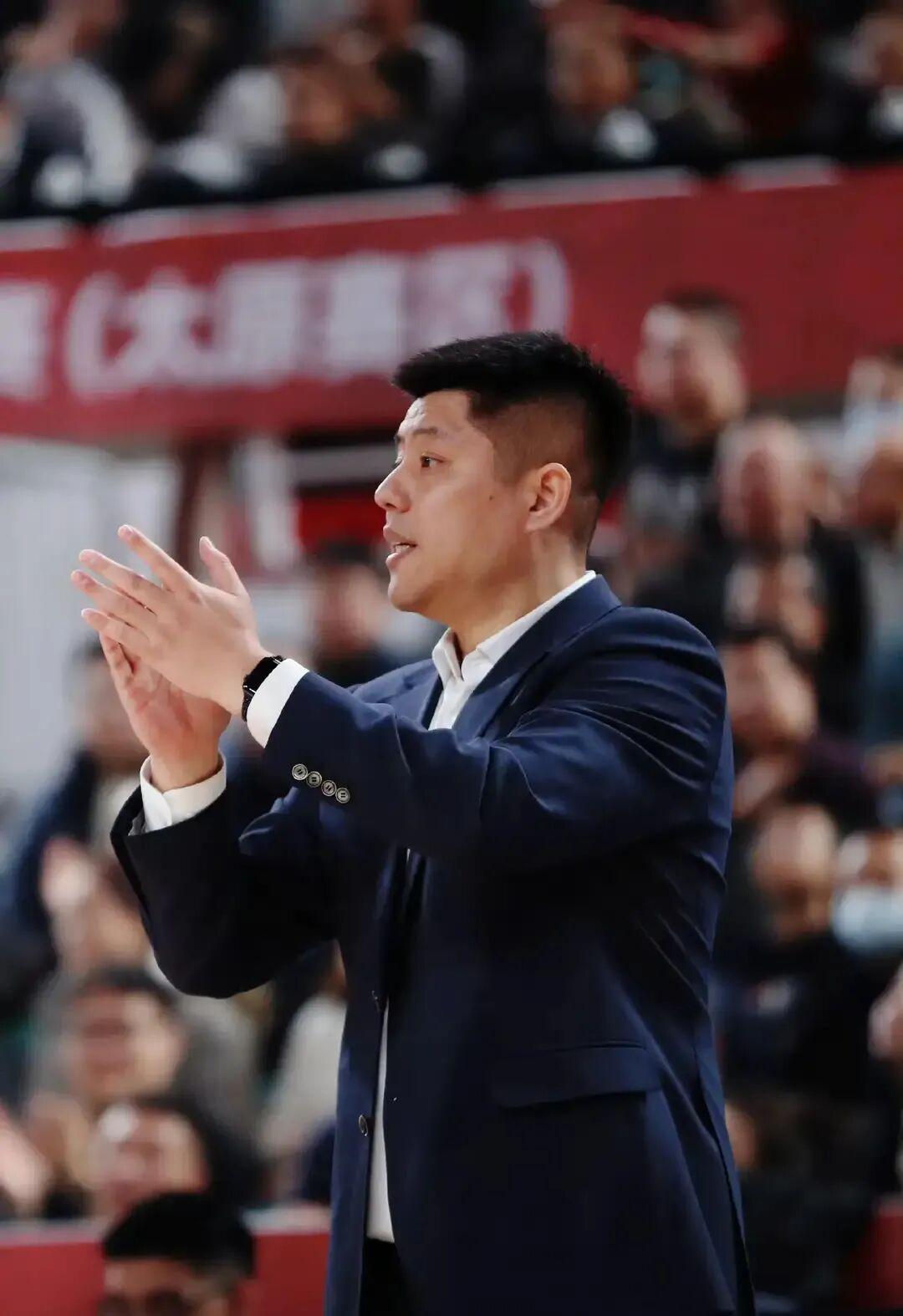 B体育官方入口-断崖式下滑！CBA三分王成铁匠，四年顶薪合同